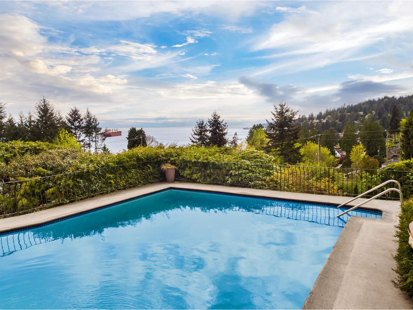 1408 31st Street, West Vancouver, British Columbia  V7V 4P5 - Photo 1 - R2776302