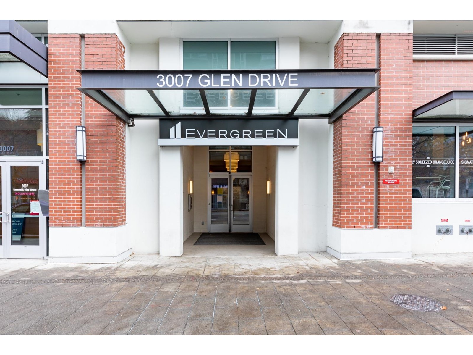 1501 3007 Glen Drive, Coquitlam, British Columbia  V3B 0L8 - Photo 2 - R2775335