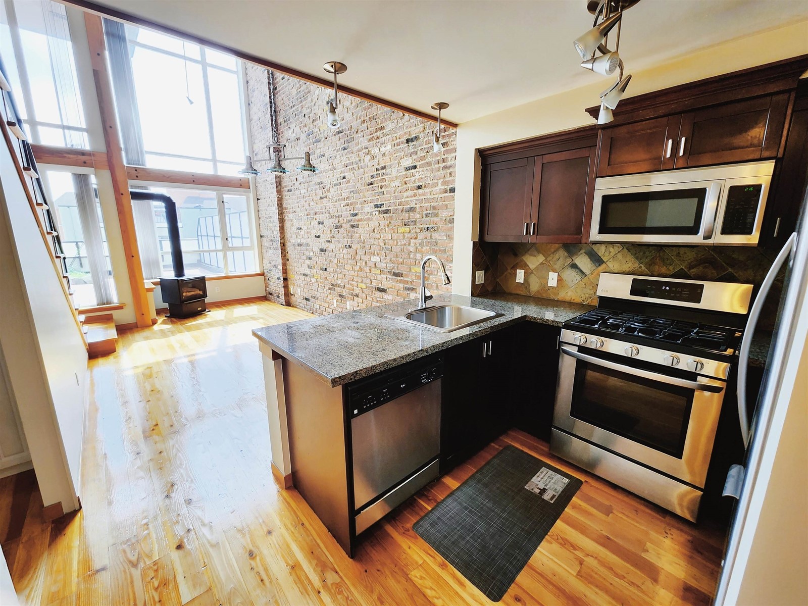 214 10 Renaissance Square, New Westminster, British Columbia  V3M 7B1 - Photo 3 - R2774158