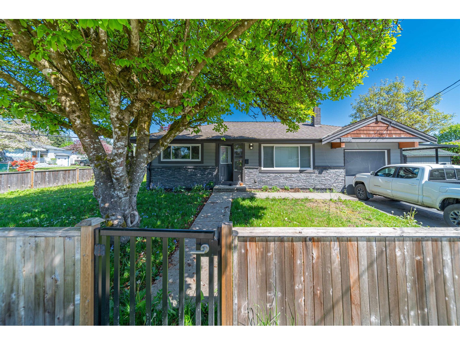 12116 214 Street, Maple Ridge, British Columbia  V2X 5E1 - Photo 1 - R2771762