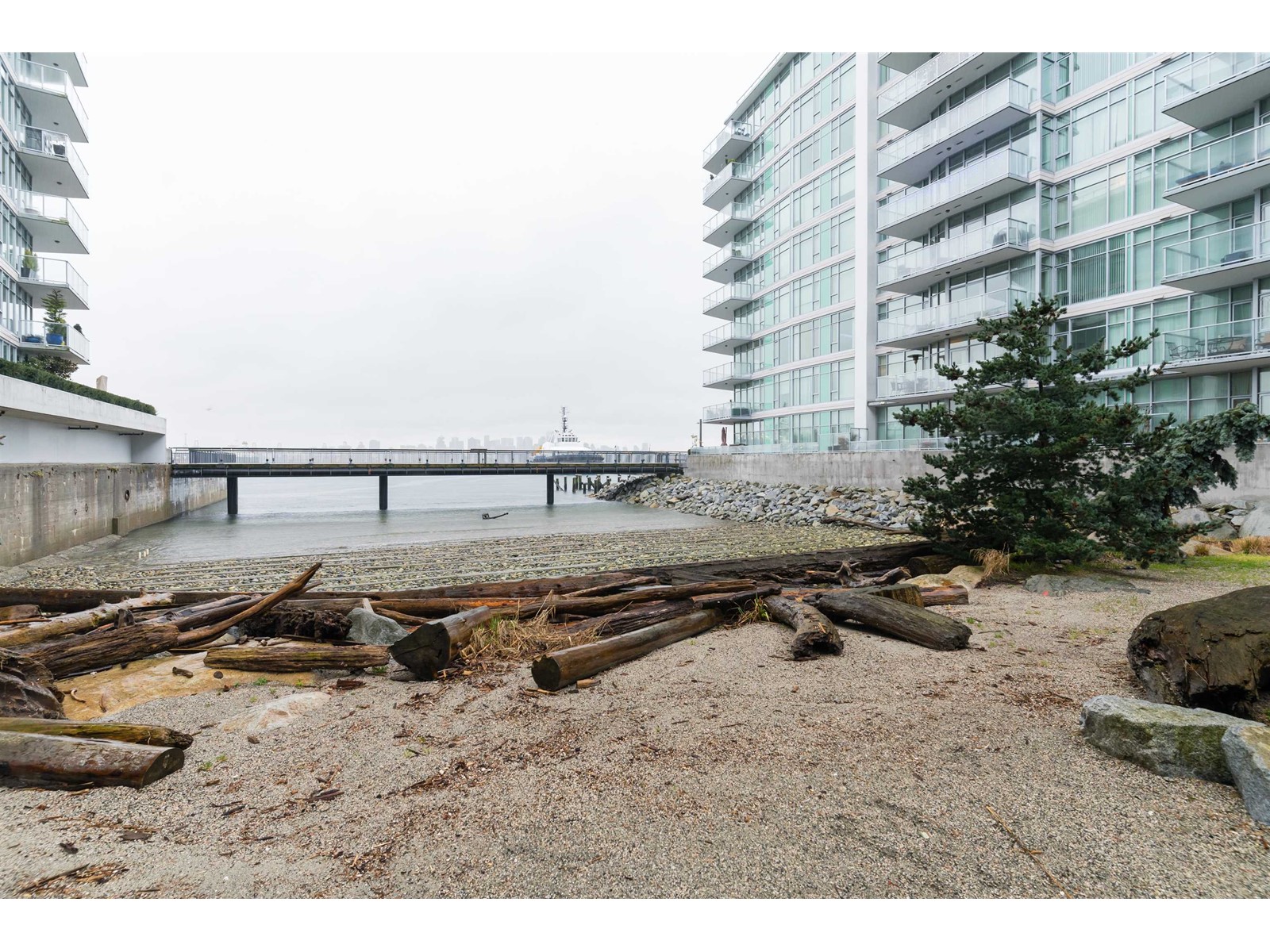 601 185 Victory Ship Way, North Vancouver, British Columbia  V7L 0G2 - Photo 33 - R2765873