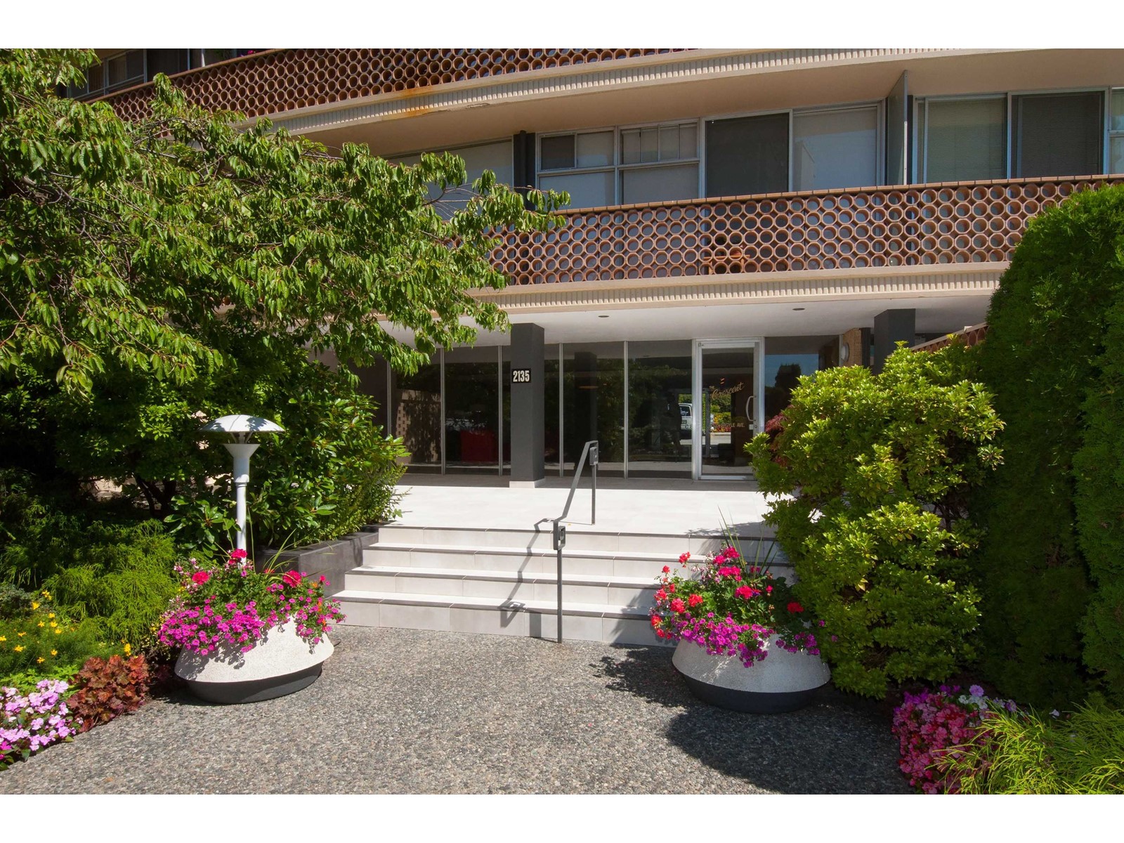 301 2135 Argyle Avenue, West Vancouver, British Columbia  V7V 1A5 - Photo 2 - R2780732