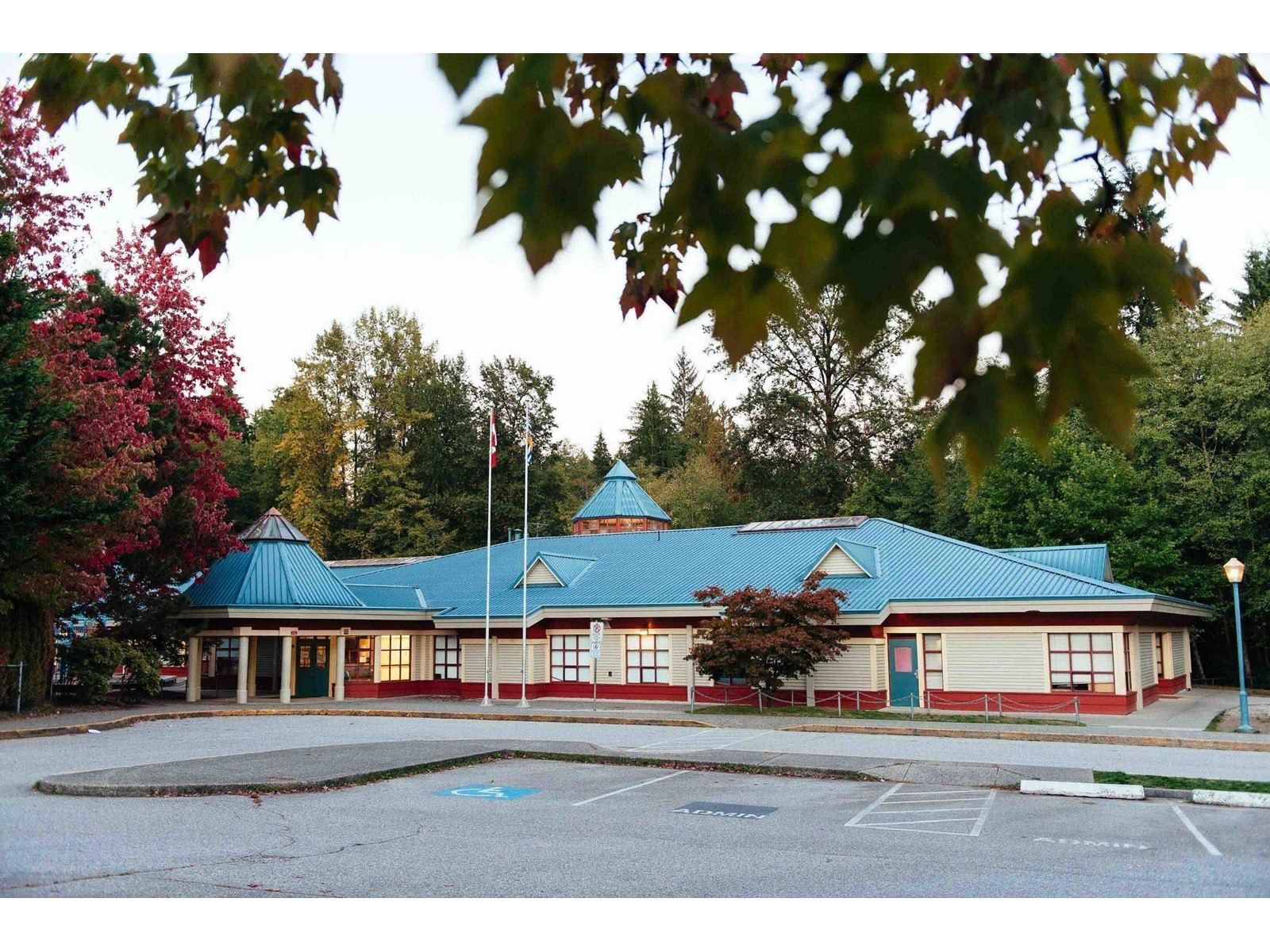 4418 Cove Cliff Road, North Vancouver, British Columbia  V7G 1H6 - Photo 3 - R2782376