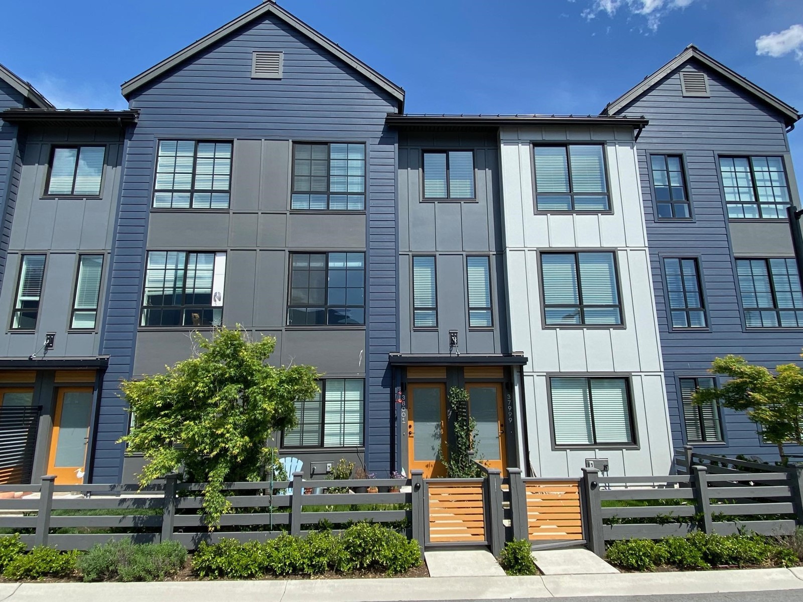 38001 Helm Way, Squamish, British Columbia  V8B 2A1 - Photo 1 - R2780225