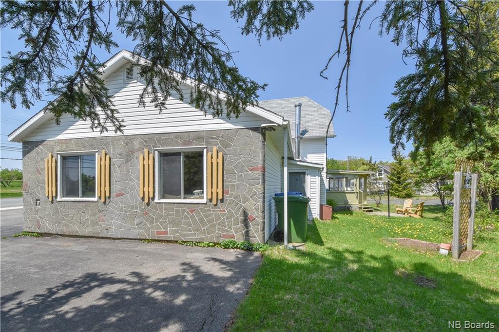 571 Saint-Pierre Ouest Boulevard, Caraquet, New Brunswick  E1W 1A2 - Photo 3 - NB087752