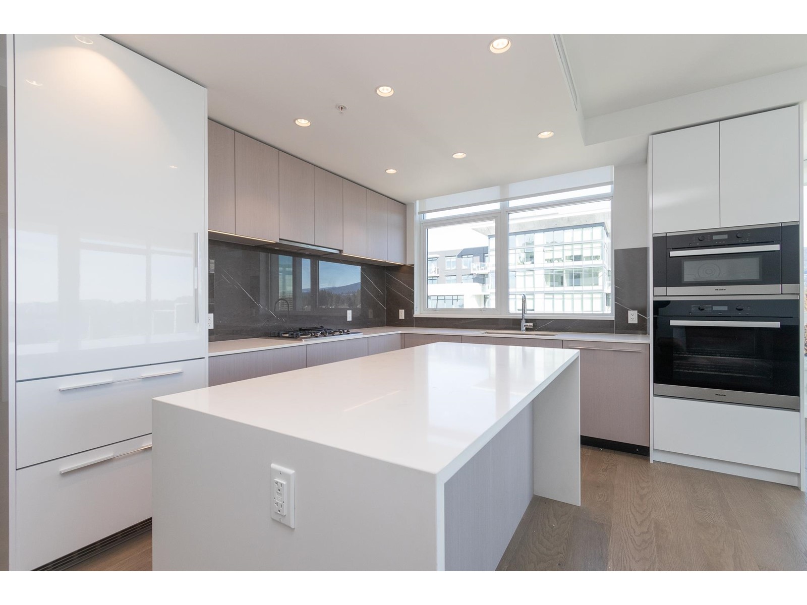 1501 1675 Lions Gate Lane, North Vancouver, British Columbia  V7P 0E3 - Photo 2 - R2784056