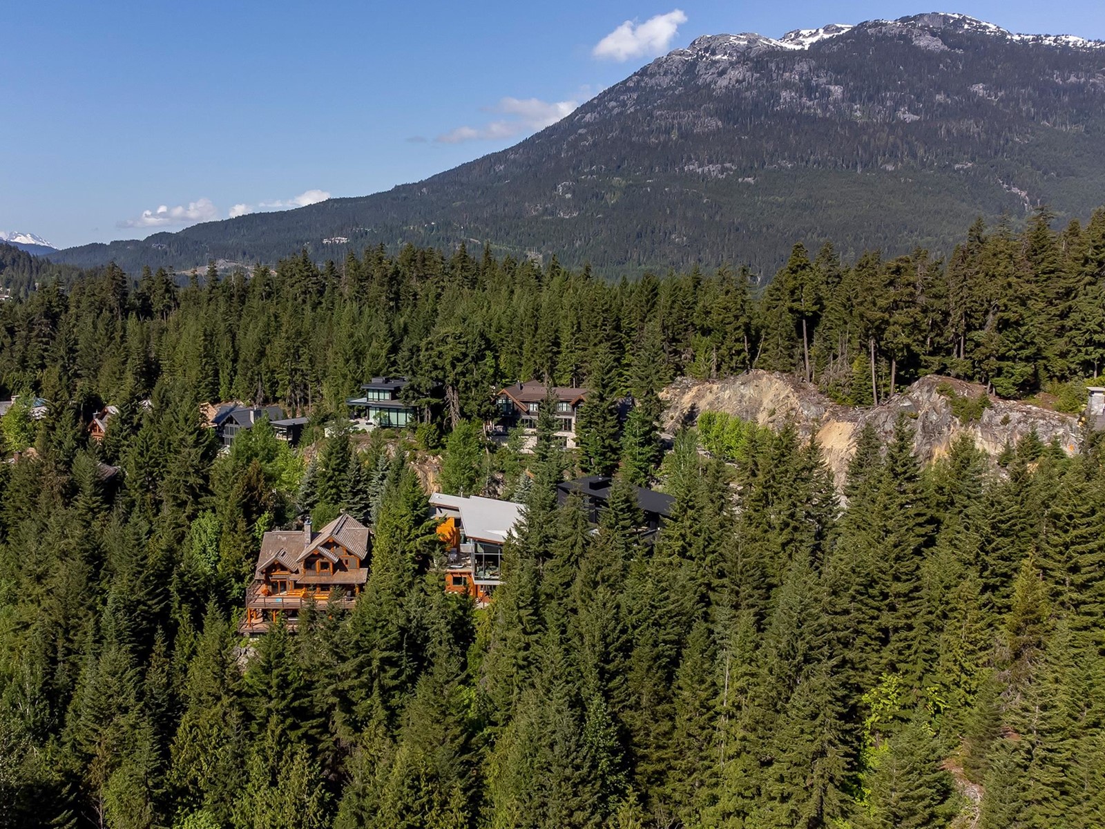 7452 Treetop Lane, Whistler, British Columbia  V8E 0E9 - Photo 2 - R2781882