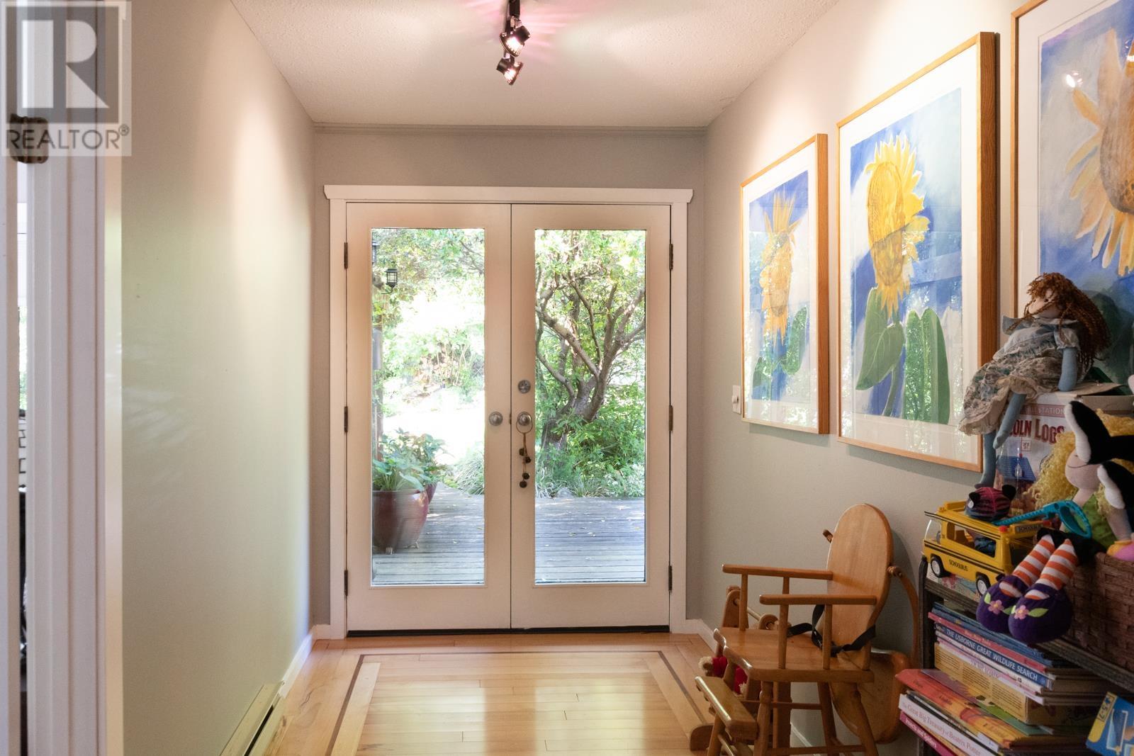 1826 Sunshine Coast Highway, Roberts Creek, British Columbia  V0N 2W5 - Photo 12 - R2785477