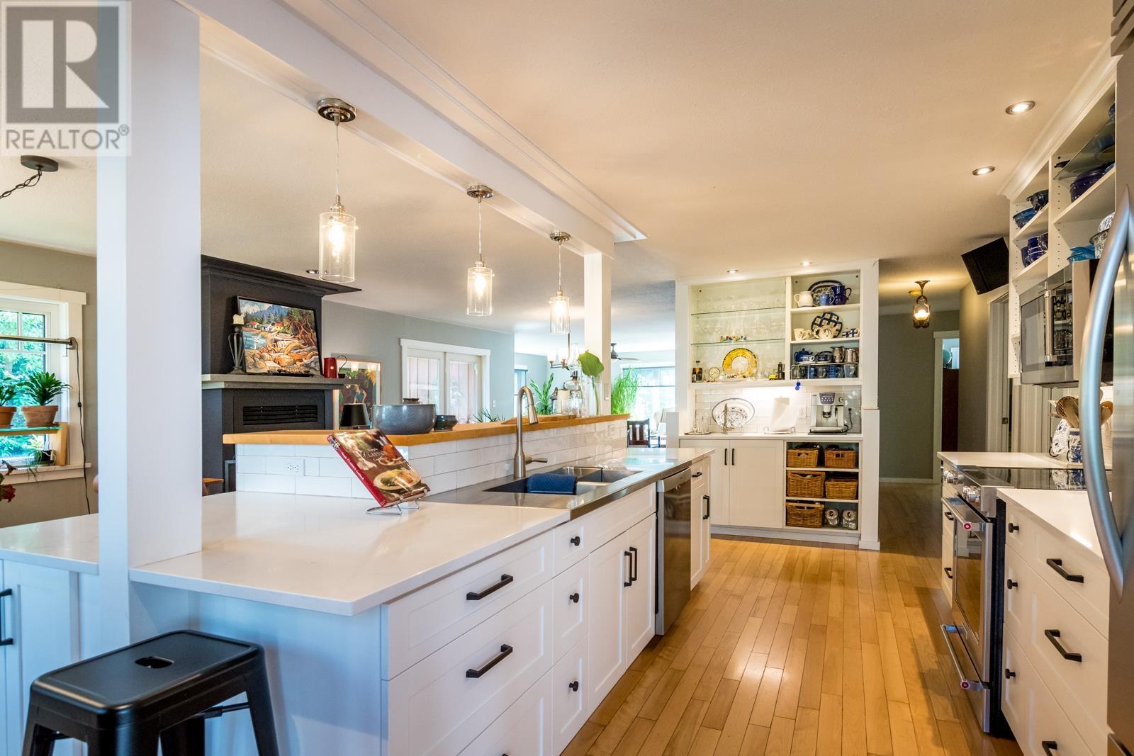 1826 Sunshine Coast Highway, Roberts Creek, British Columbia  V0N 2W5 - Photo 13 - R2785477