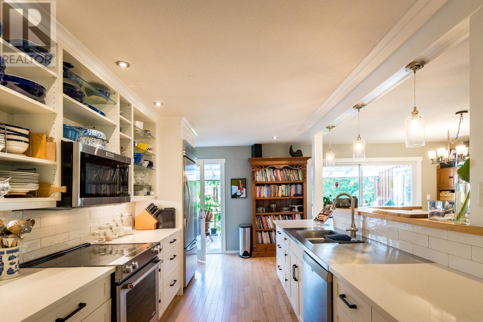 1826 Sunshine Coast Highway, Roberts Creek, British Columbia  V0N 2W5 - Photo 14 - R2785477