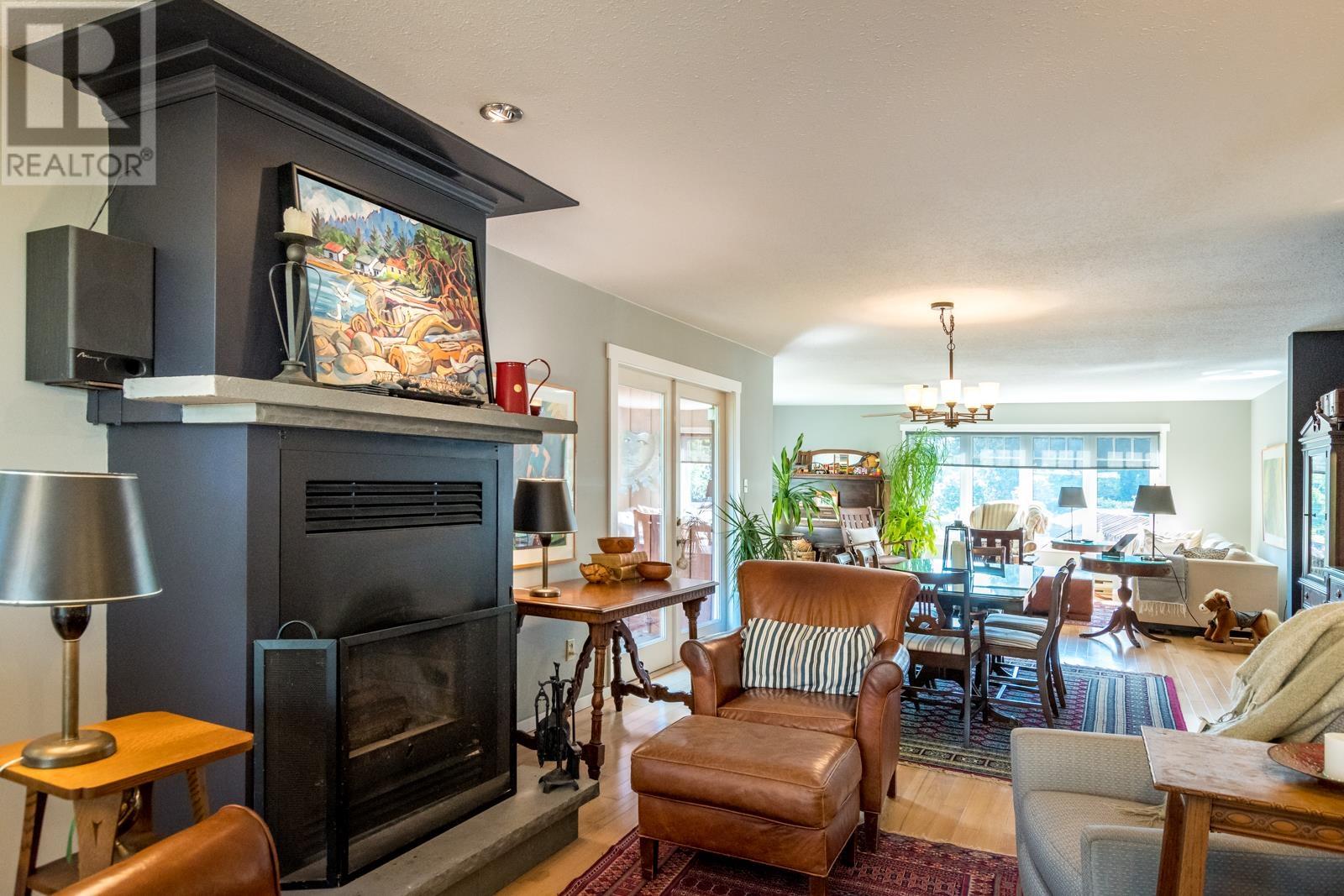 1826 Sunshine Coast Highway, Roberts Creek, British Columbia  V0N 2W5 - Photo 16 - R2785477