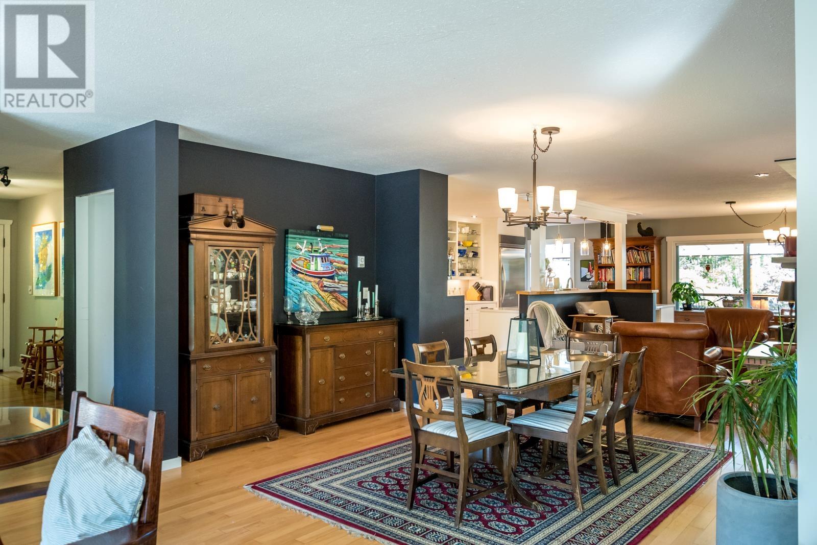 1826 Sunshine Coast Highway, Roberts Creek, British Columbia  V0N 2W5 - Photo 19 - R2785477