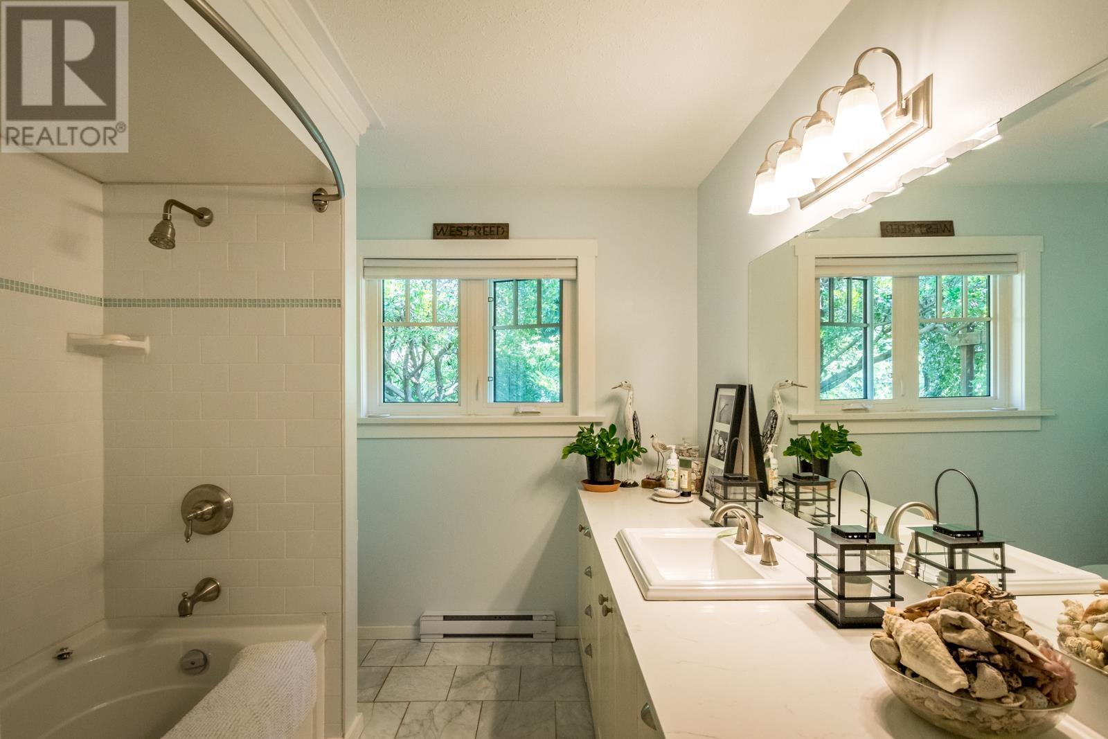 1826 Sunshine Coast Highway, Roberts Creek, British Columbia  V0N 2W5 - Photo 23 - R2785477