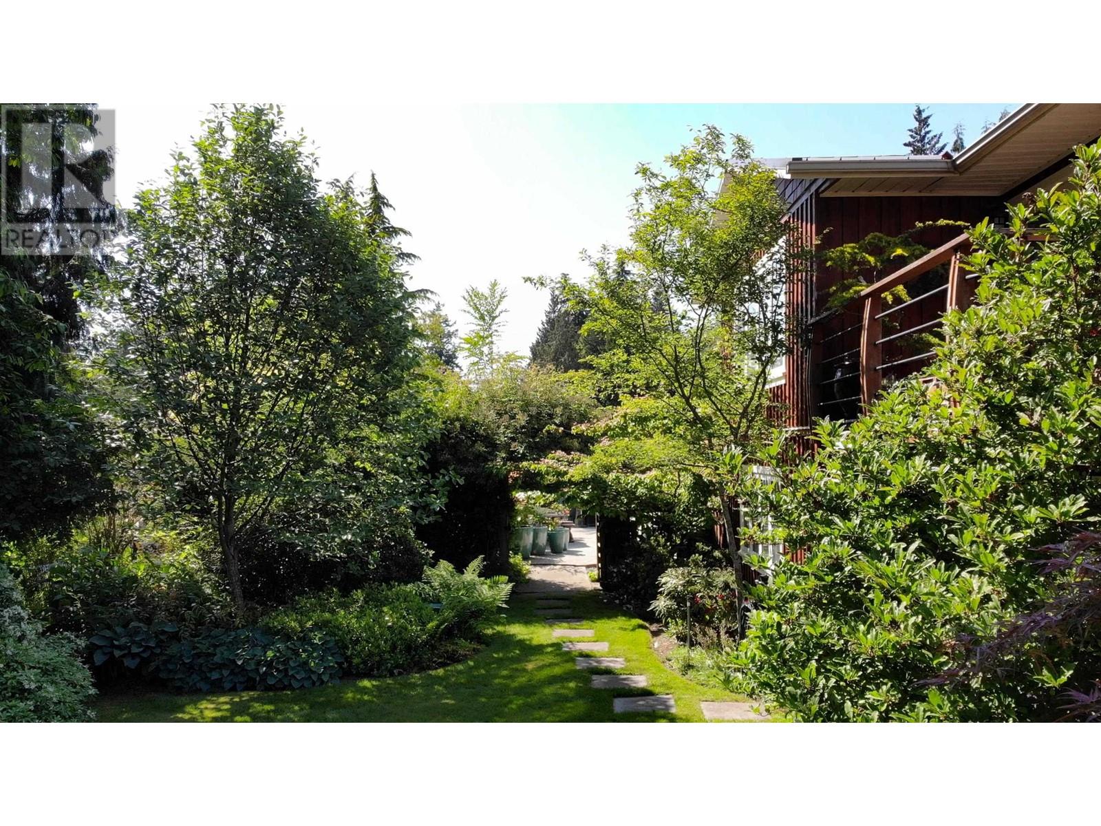 1826 Sunshine Coast Highway, Roberts Creek, British Columbia  V0N 2W5 - Photo 3 - R2785477