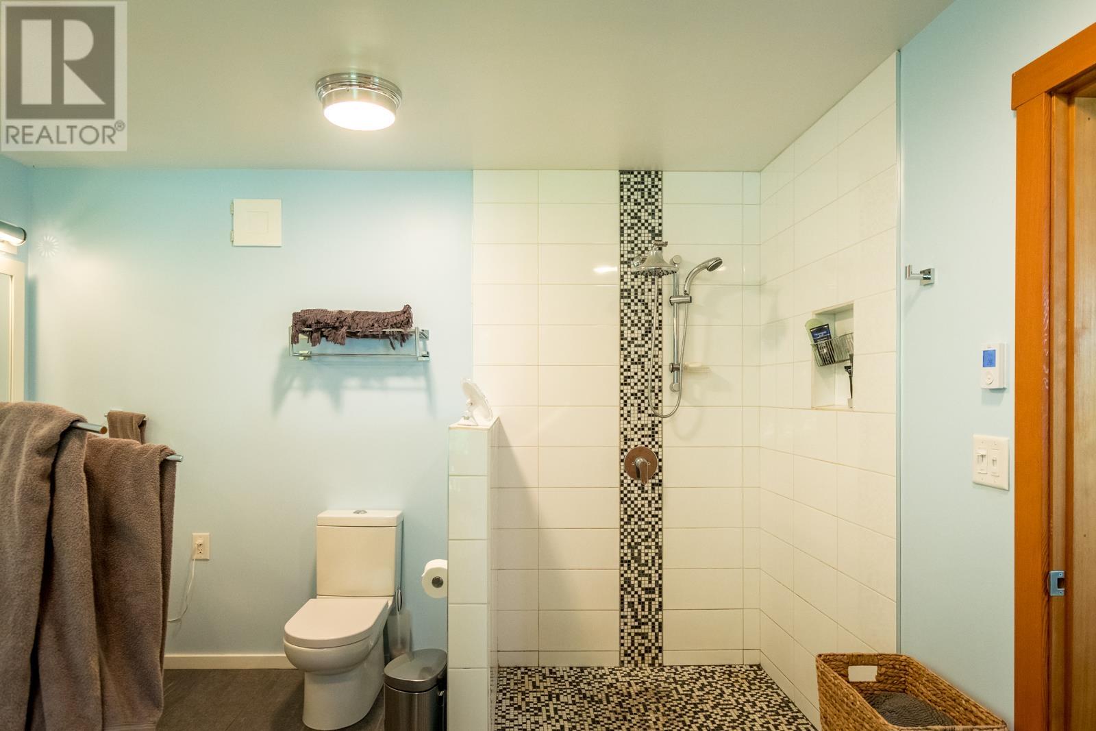 1826 Sunshine Coast Highway, Roberts Creek, British Columbia  V0N 2W5 - Photo 30 - R2785477