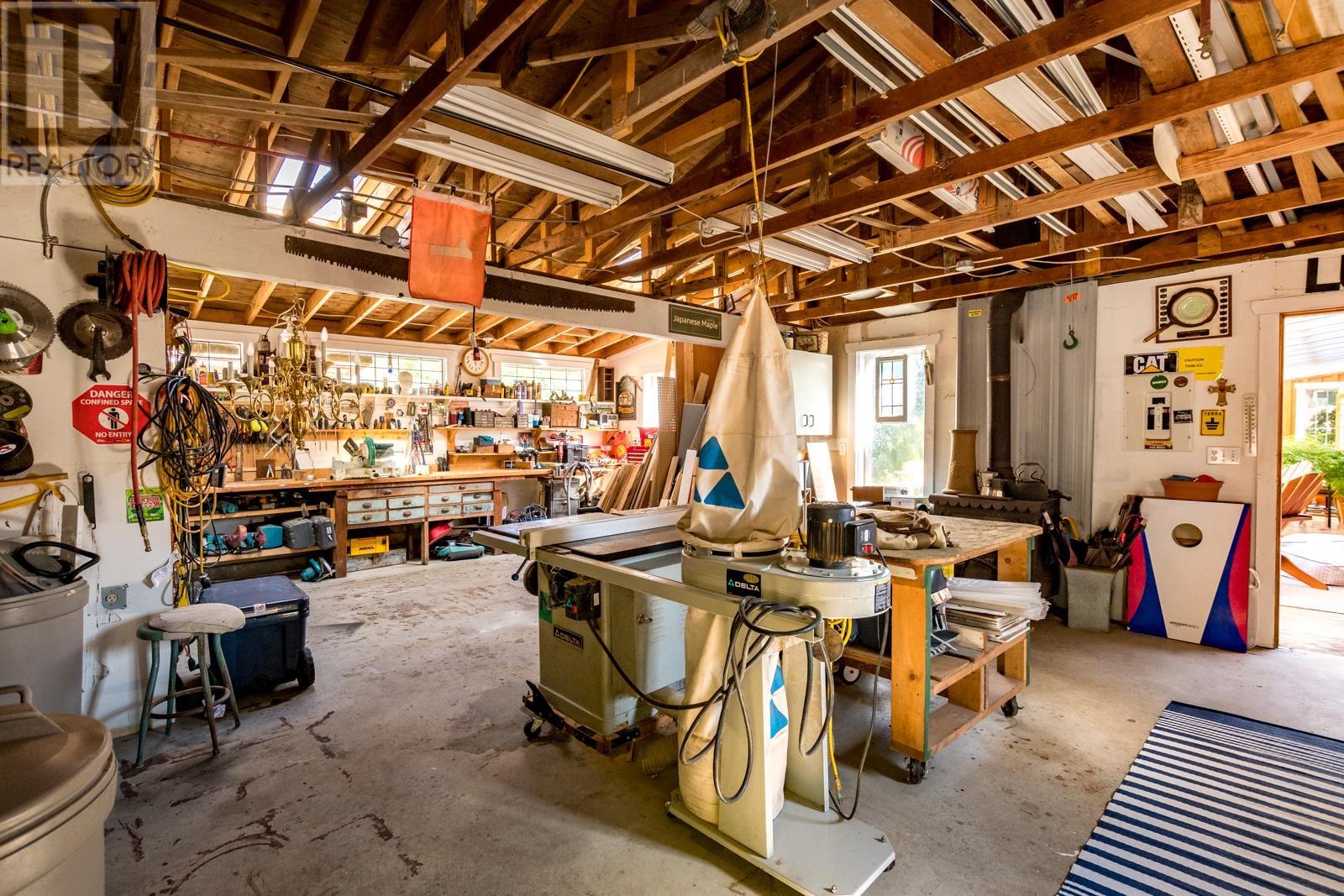 1826 Sunshine Coast Highway, Roberts Creek, British Columbia  V0N 2W5 - Photo 36 - R2785477