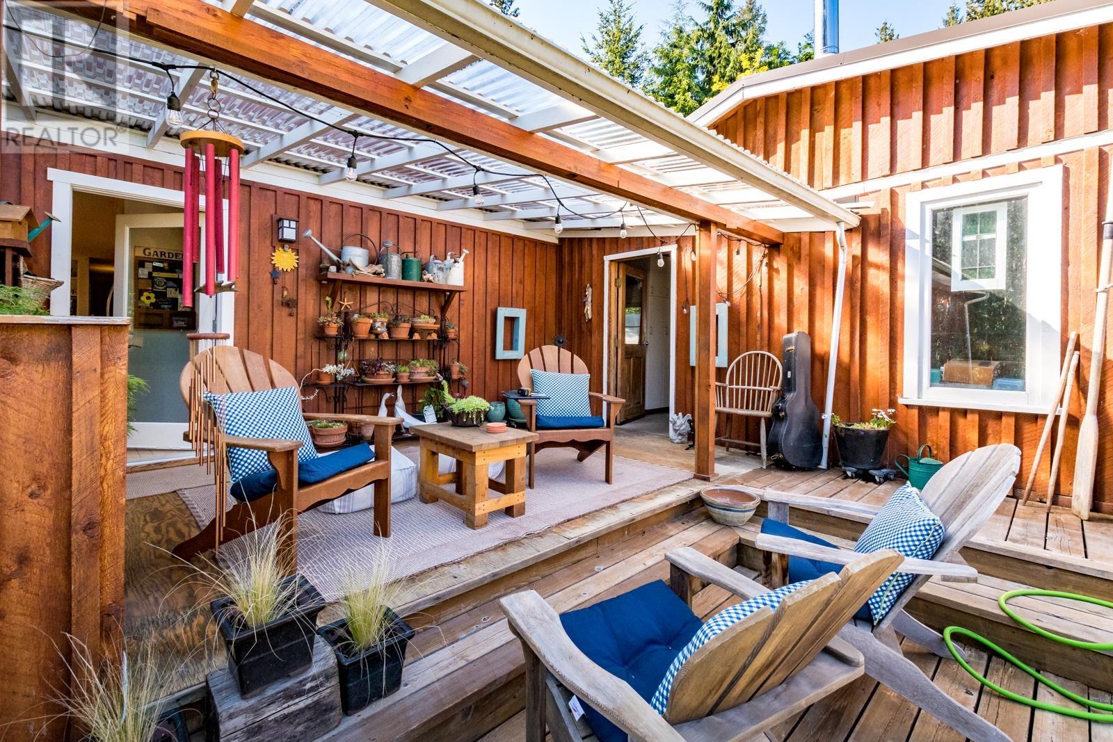 1826 Sunshine Coast Highway, Roberts Creek, British Columbia  V0N 2W5 - Photo 7 - R2785477