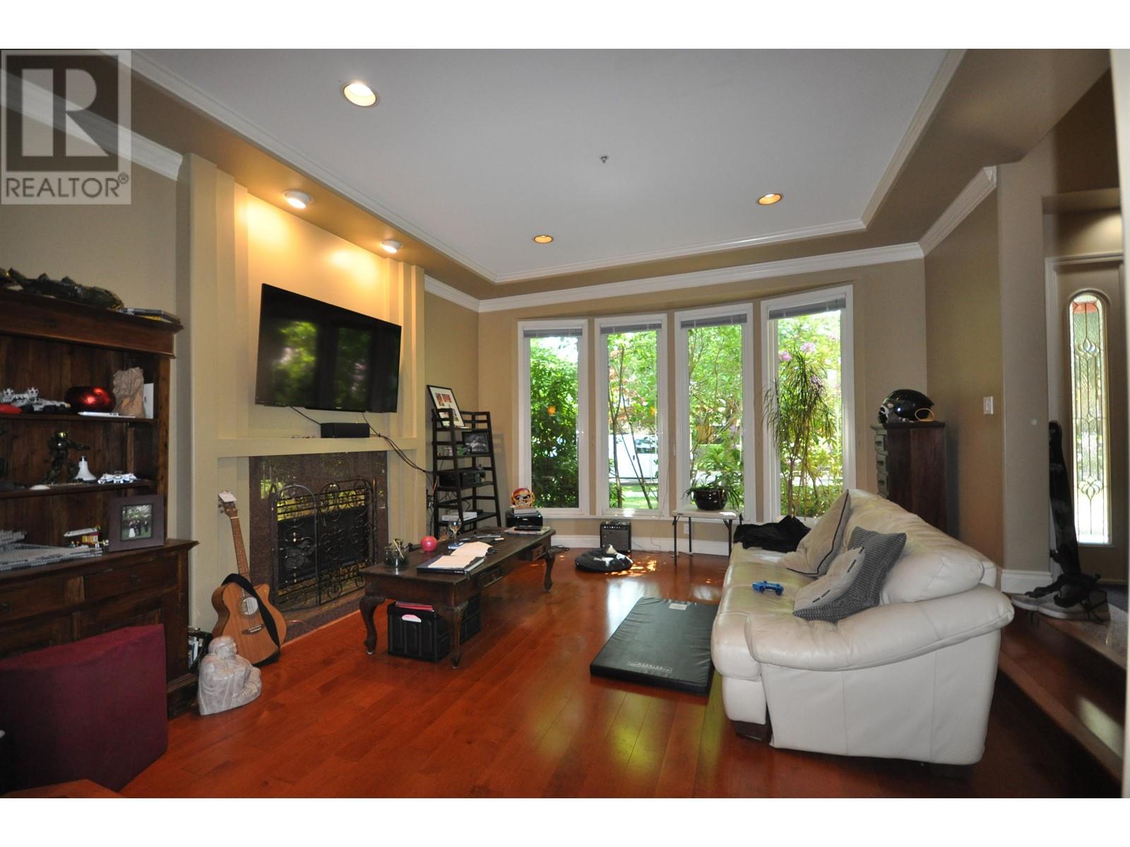 2415 W 13th Avenue, Vancouver, British Columbia  V6K 2S7 - Photo 2 - R2781495