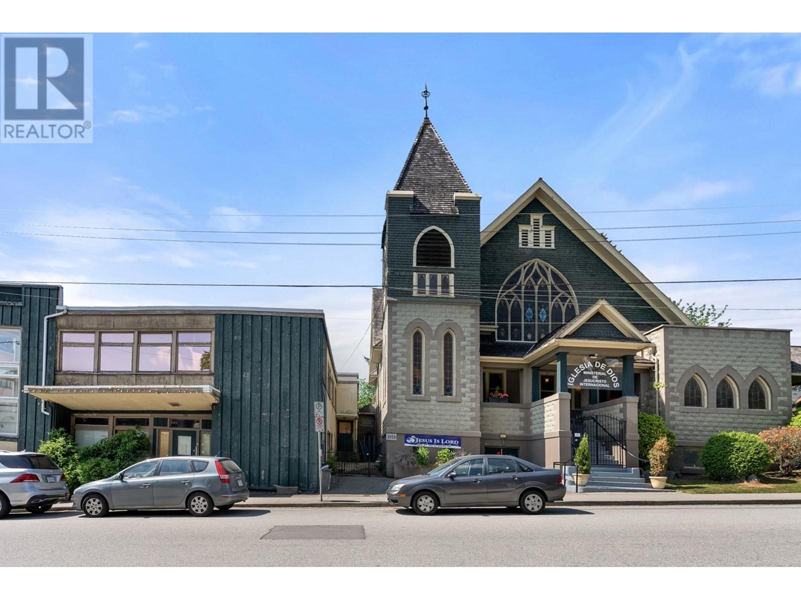 1105 Sixth Avenue, New Westminster, British Columbia  V3M 2B7 - Photo 1 - R2782618