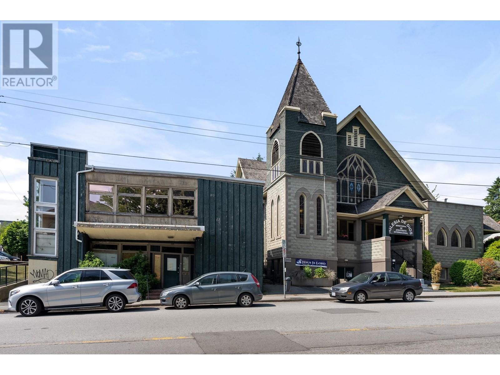 1105 Sixth Avenue, New Westminster, British Columbia  V3M 2B7 - Photo 2 - R2782618