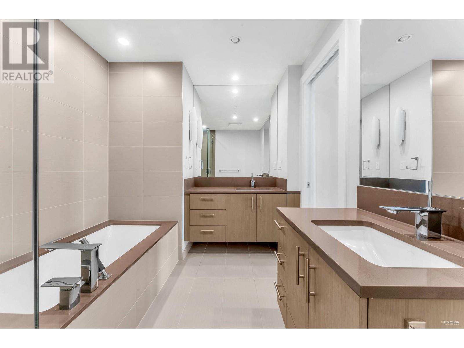 302 2432 HAYWOOD AVENUE, West Vancouver, British Columbia, V7V1Y1, 3 Bedrooms Bedrooms, ,2 BathroomsBathrooms,Single Family,For Sale,R2787067