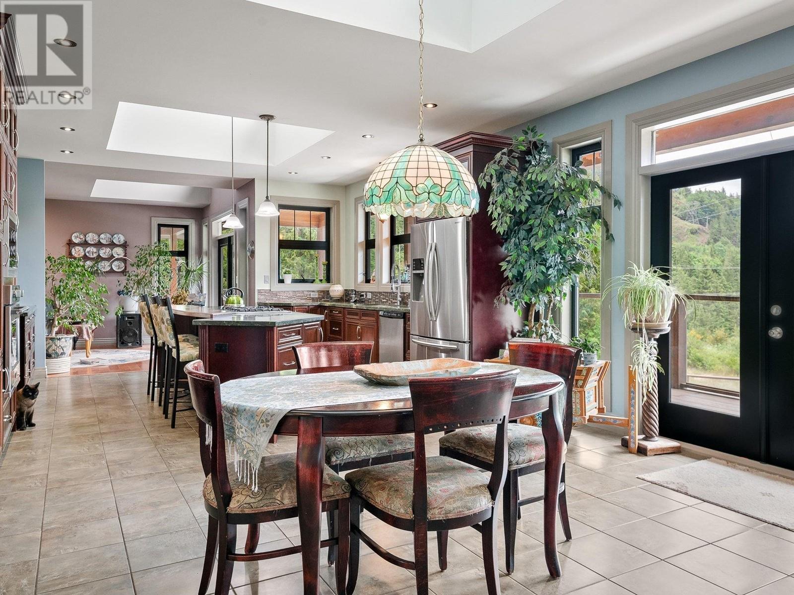 924 Thistle Place, Britannia Beach, British Columbia  V8B 1J2 - Photo 11 - R2787154