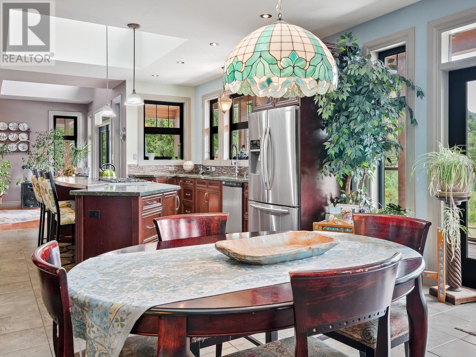 924 Thistle Place, Britannia Beach, British Columbia  V8B 1J2 - Photo 12 - R2787154