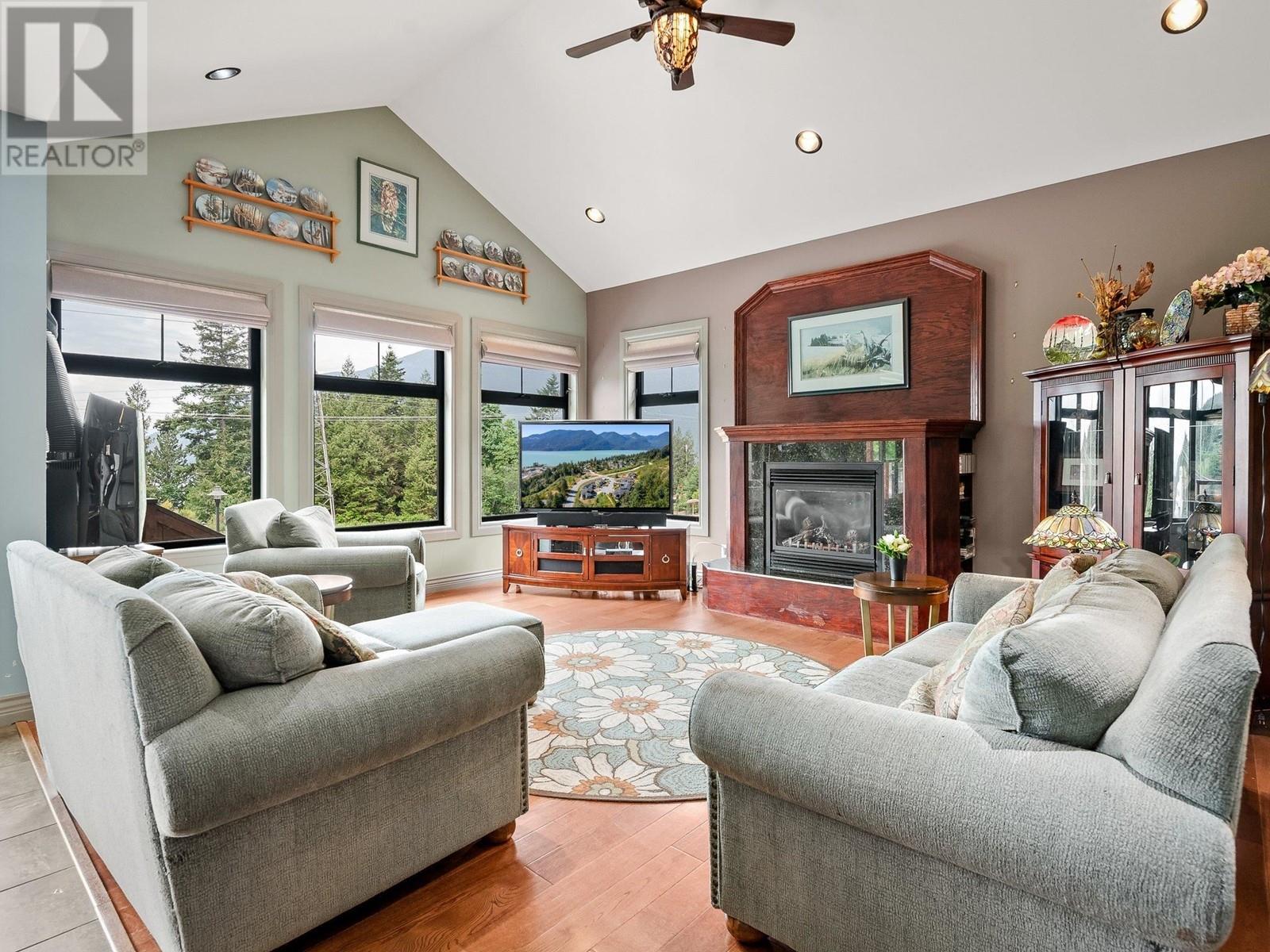 924 Thistle Place, Britannia Beach, British Columbia  V8B 1J2 - Photo 13 - R2787154