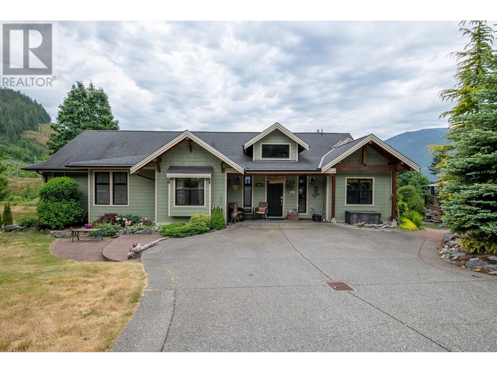 924 Thistle Place, Britannia Beach, British Columbia  V8B 1J2 - Photo 2 - R2787154