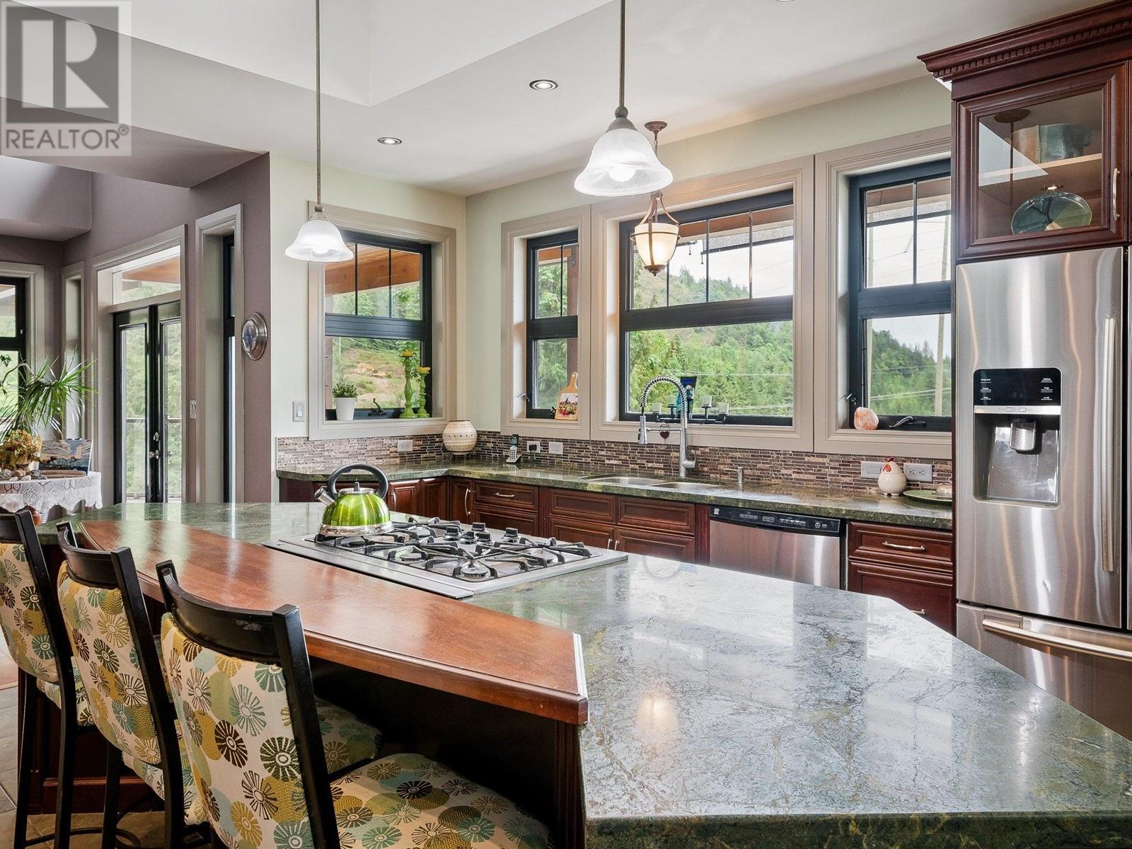 924 Thistle Place, Britannia Beach, British Columbia  V8B 1J2 - Photo 9 - R2787154