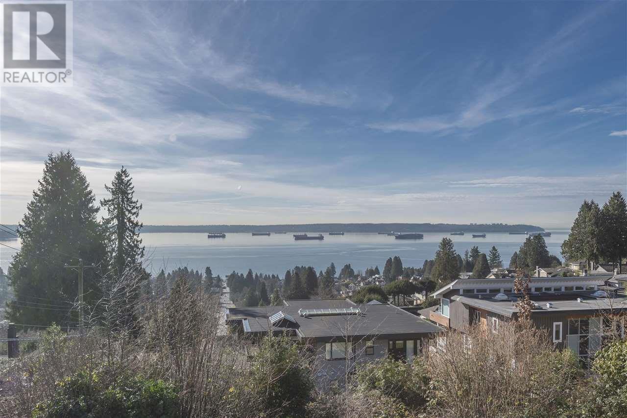 2510 Queens Avenue, West Vancouver, British Columbia  V7V 2Y8 - Photo 2 - R2787343