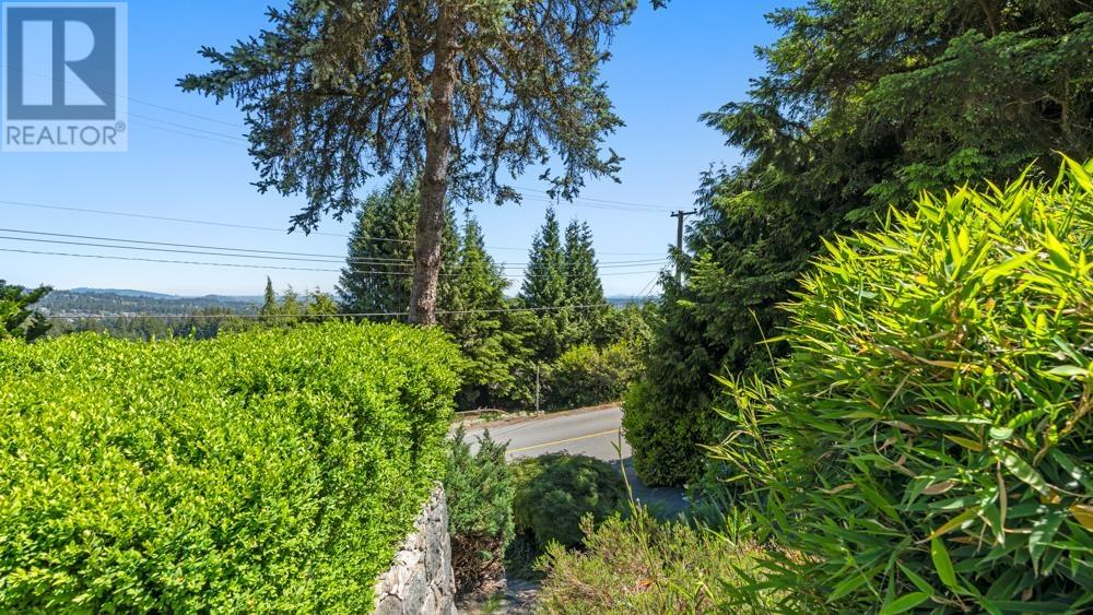 68 Bonnymuir Drive, West Vancouver, British Columbia  V7S 1L2 - Photo 3 - R2762728