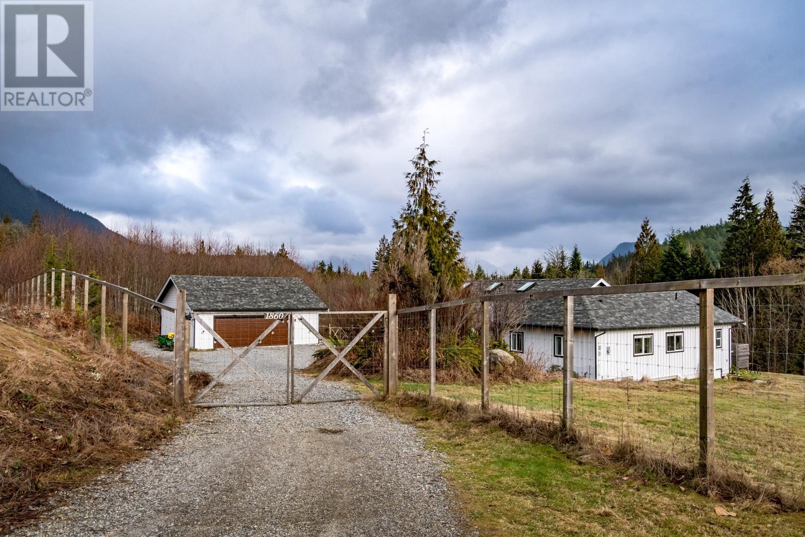 1860 Arboretum Drive, Gibsons, British Columbia  V0N 1V6 - Photo 2 - R2789067