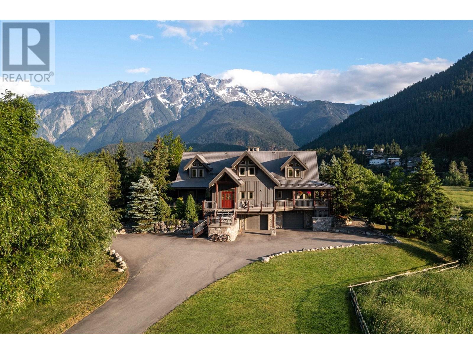 1360 Collins Road, Pemberton, British Columbia  V0N 2L0 - Photo 1 - R2789423