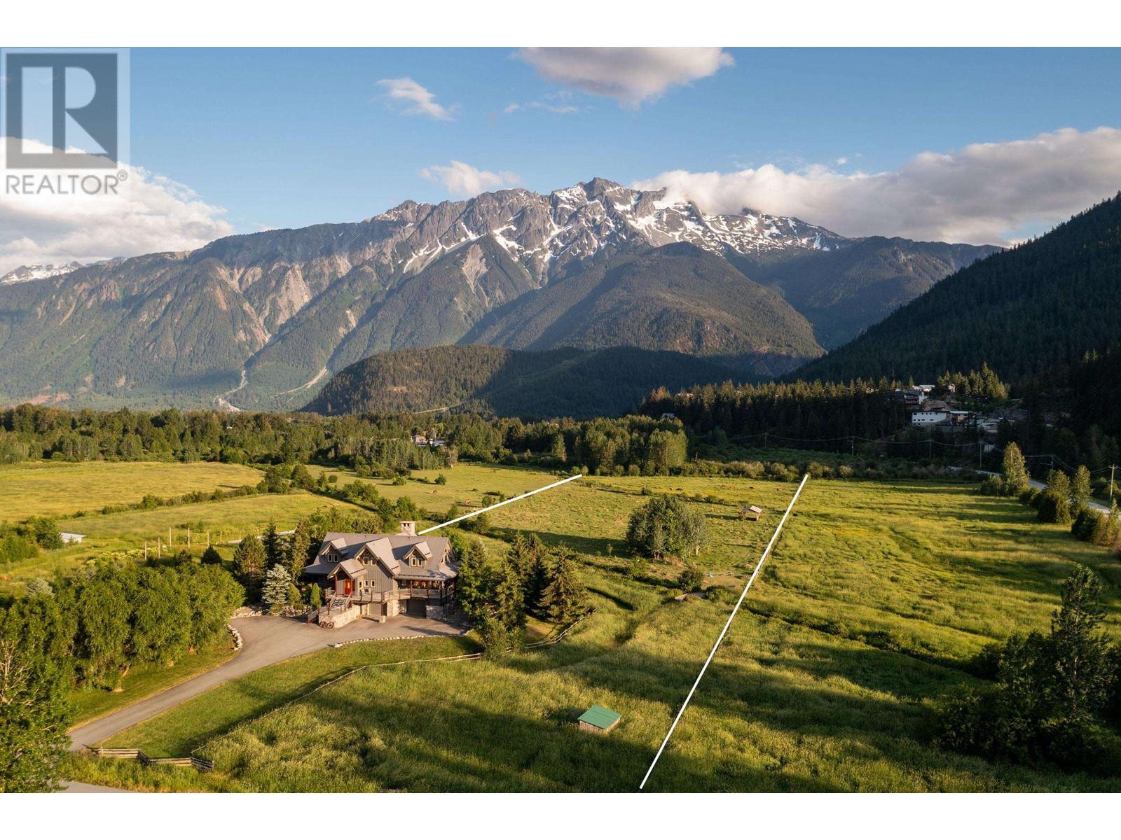 1360 Collins Road, Pemberton, British Columbia  V0N 2L0 - Photo 2 - R2789423
