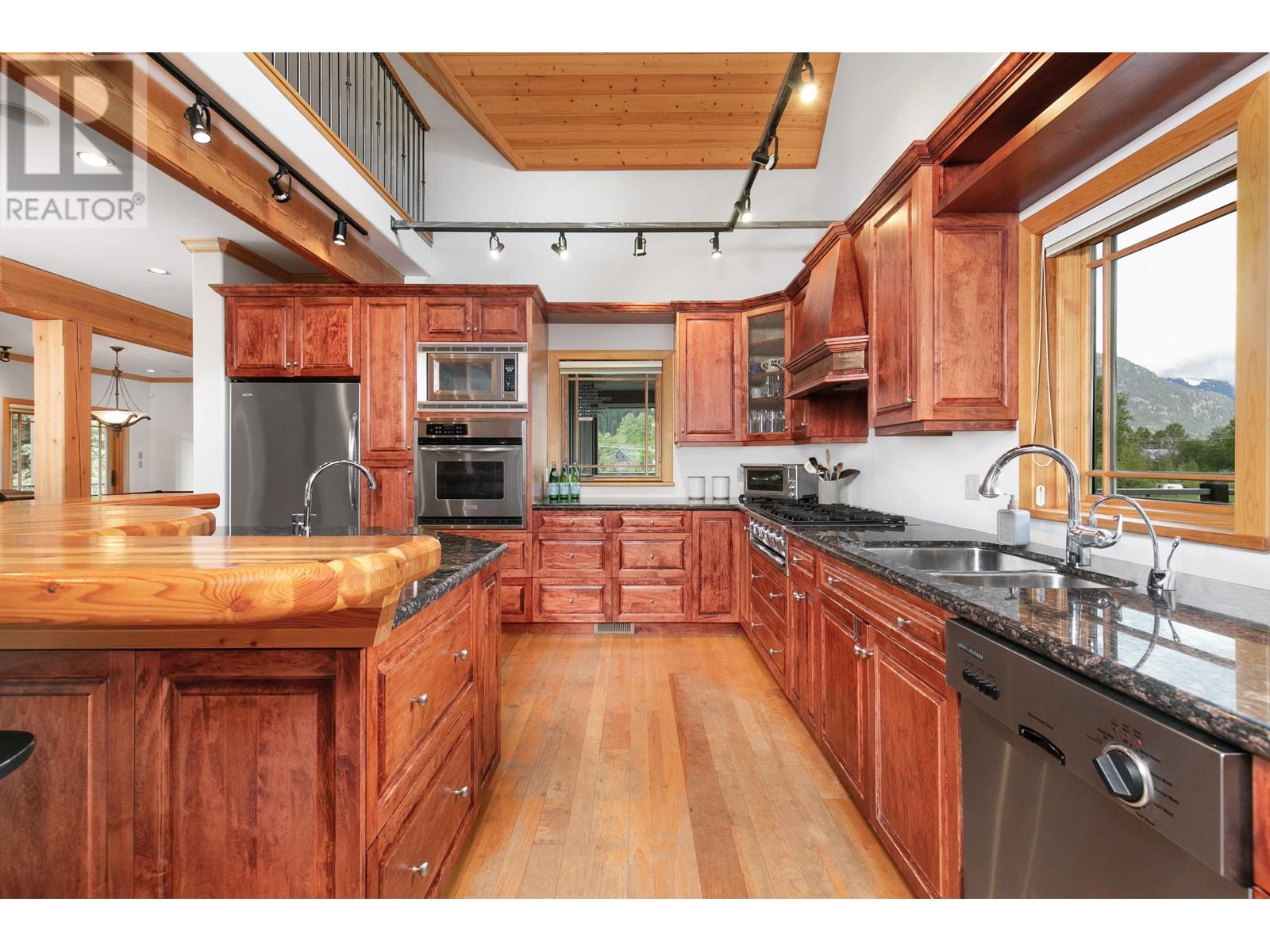 1360 Collins Road, Pemberton, British Columbia  V0N 2L0 - Photo 9 - R2789423