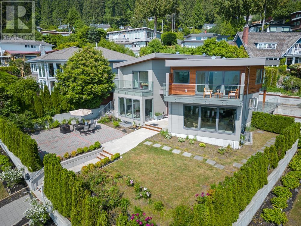 4716 Skyline Drive, North Vancouver, British Columbia  V7R 3H8 - Photo 2 - R2787155