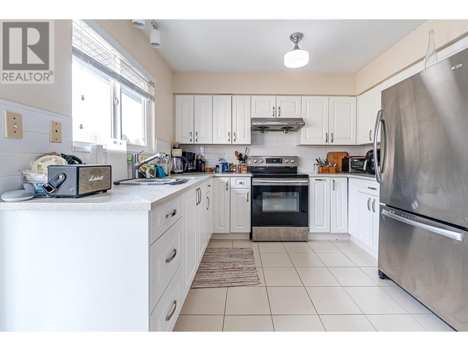3195 Toba Drive, Coquitlam, British Columbia  V3B 6A3 - Photo 6 - R2788516