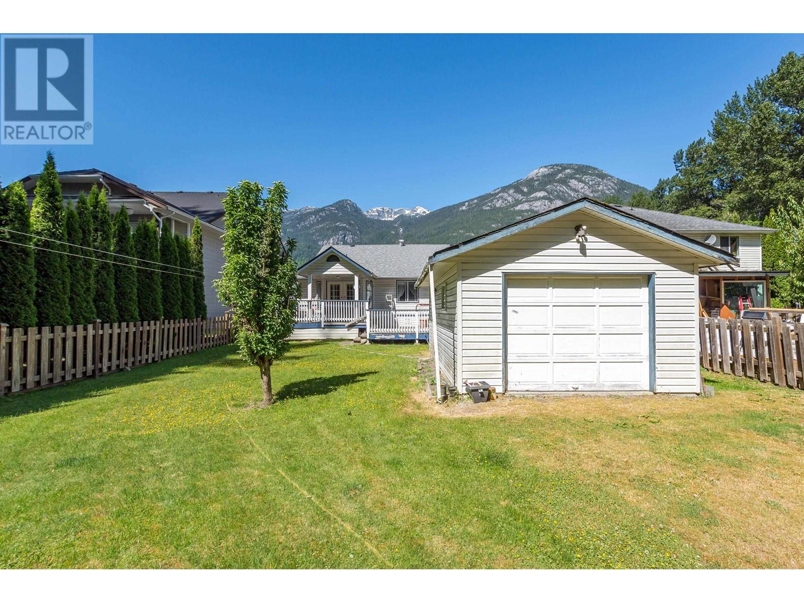 38880 Gambier Avenue, Squamish, British Columbia  V0N 3G0 - Photo 1 - R2789217