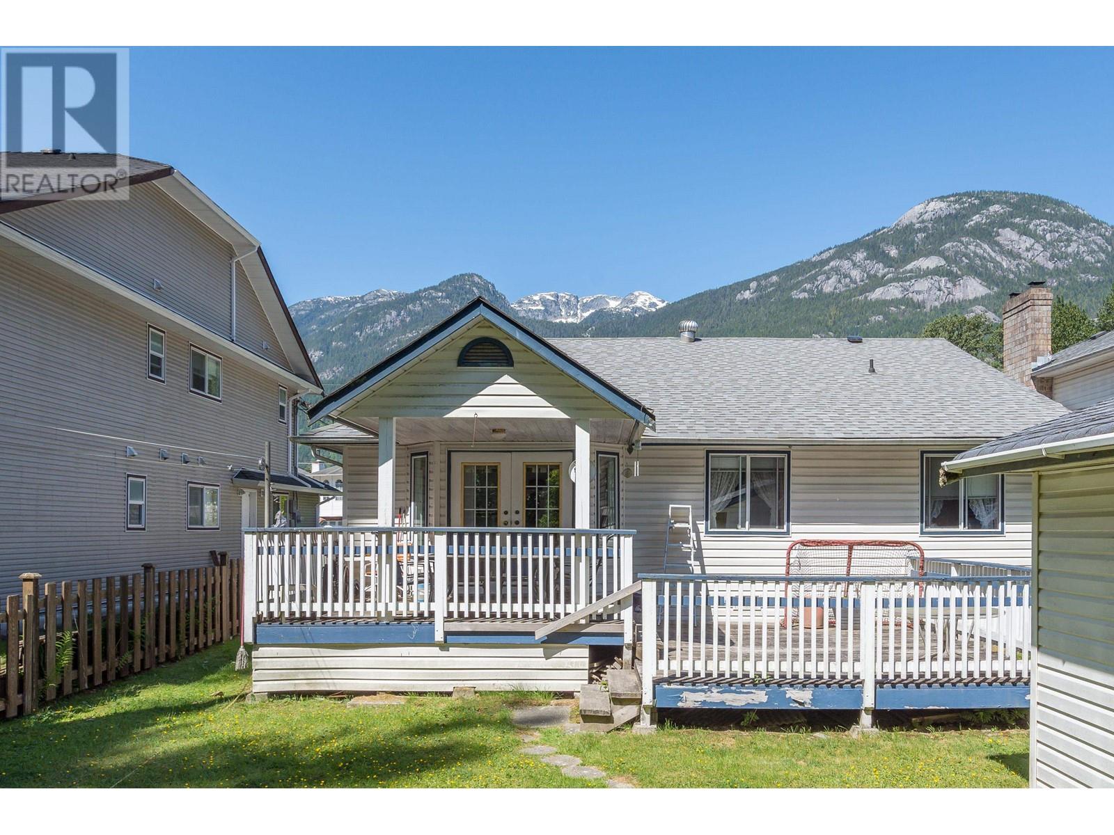 38880 Gambier Avenue, Squamish, British Columbia  V0N 3G0 - Photo 21 - R2789217