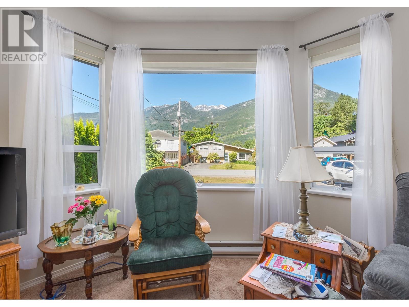 38880 Gambier Avenue, Squamish, British Columbia  V0N 3G0 - Photo 4 - R2789217