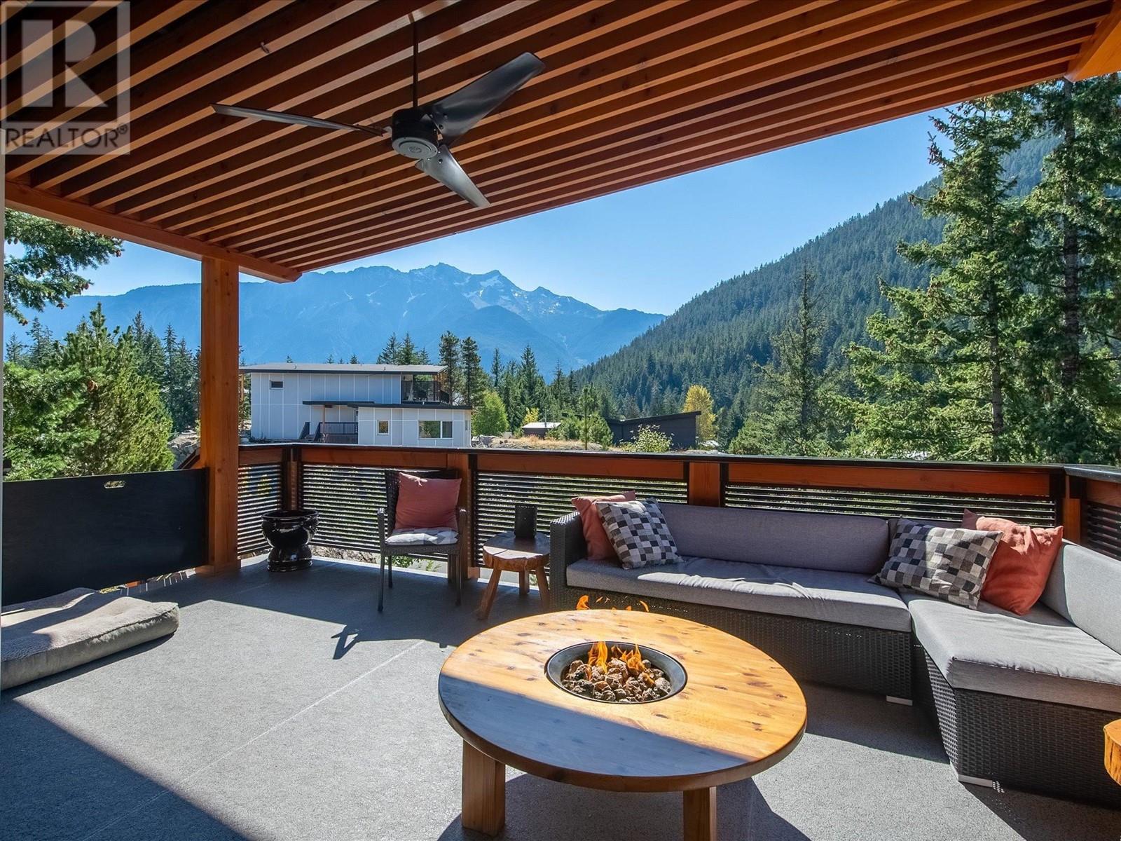 7456 Dogwood Street, Pemberton, British Columbia  V0N 2L0 - Photo 2 - R2789631