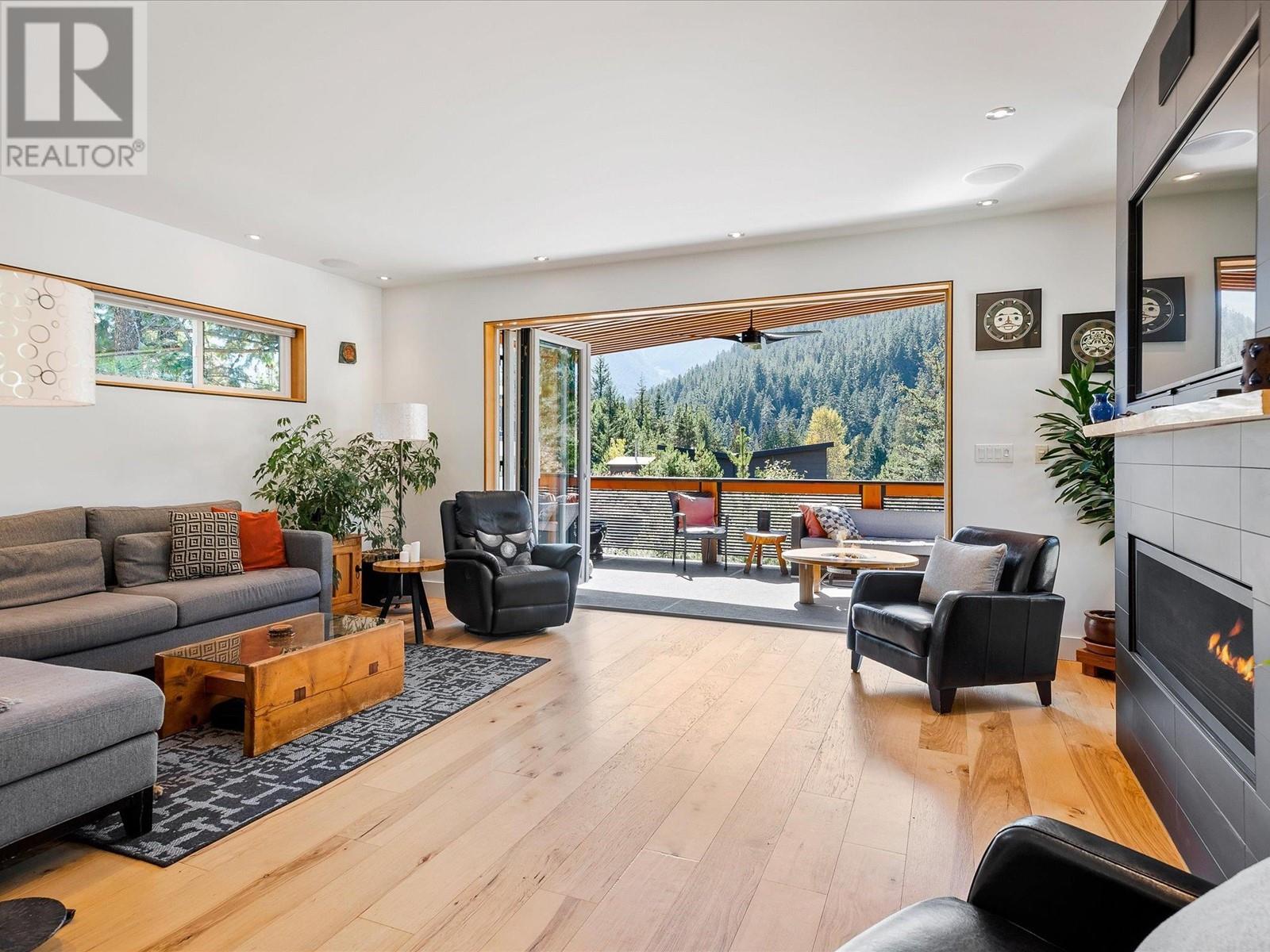 7456 Dogwood Street, Pemberton, British Columbia  V0N 2L0 - Photo 4 - R2789631
