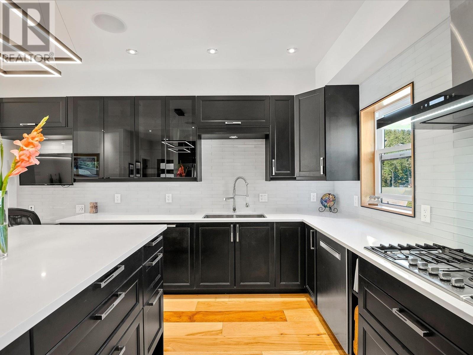 7456 Dogwood Street, Pemberton, British Columbia  V0N 2L0 - Photo 9 - R2789631