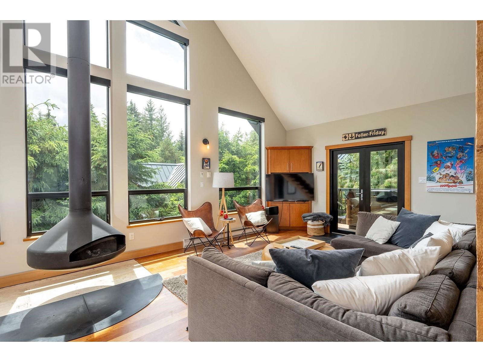 7161 Nancy Greene Drive, Whistler, British Columbia  V8E 0E3 - Photo 2 - R2789575