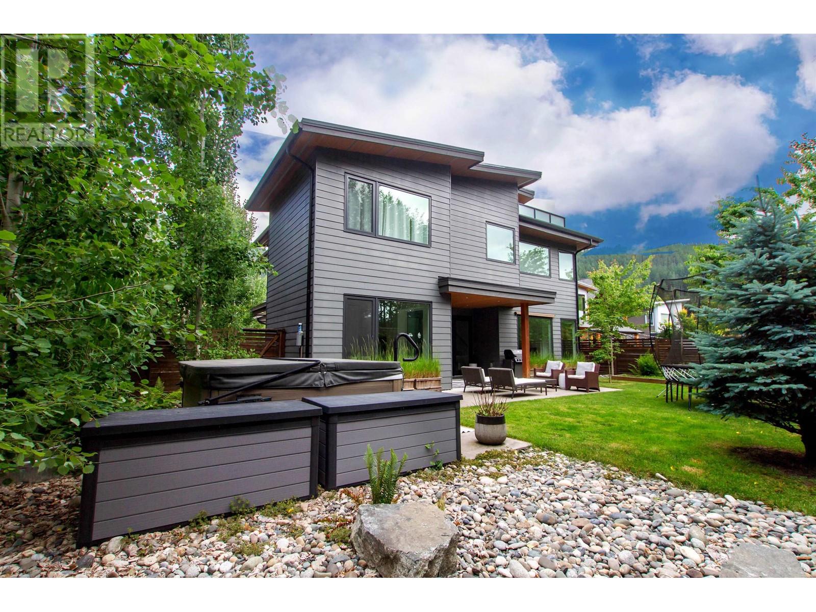 3314 Aristotle Place, Squamish, British Columbia  V8B 0V5 - Photo 2 - R2790563