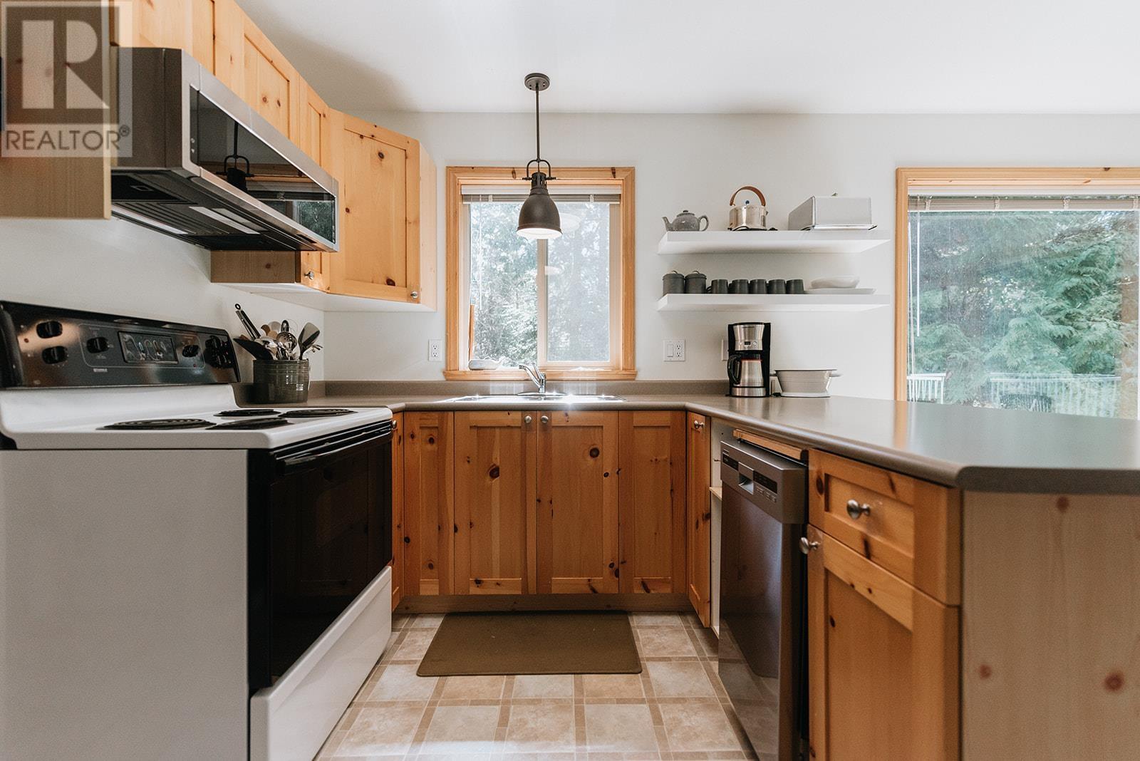 8650 Redrooffs Road, Halfmoon Bay, British Columbia  V7Z 1E7 - Photo 5 - R2790948