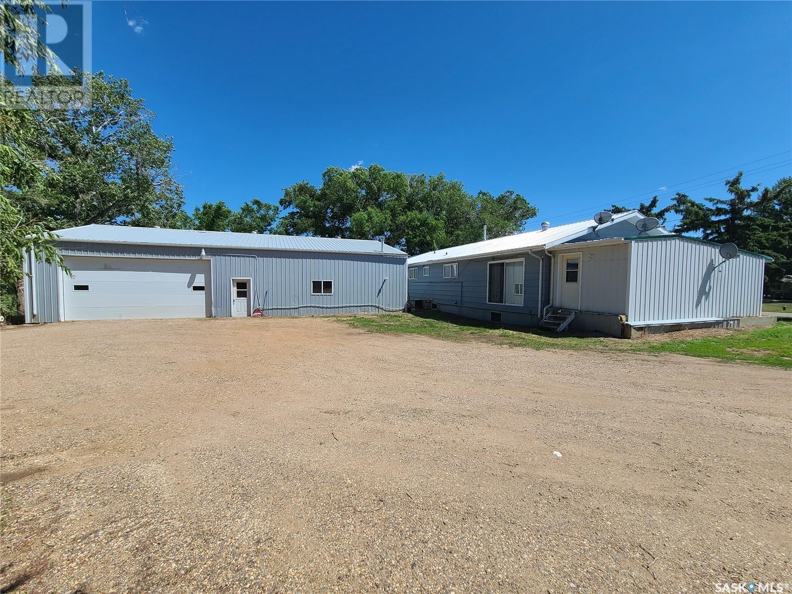 202 Labbie Street, Radville, Saskatchewan  S0C 2G0 - Photo 3 - SK934605