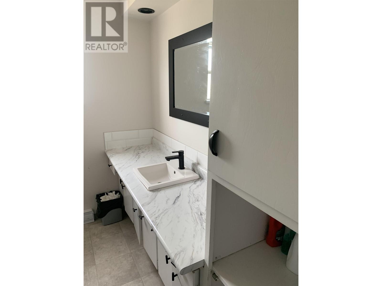 5520 Inlet Avenue, Sechelt, British Columbia  V0N 3A3 - Photo 8 - C8051158