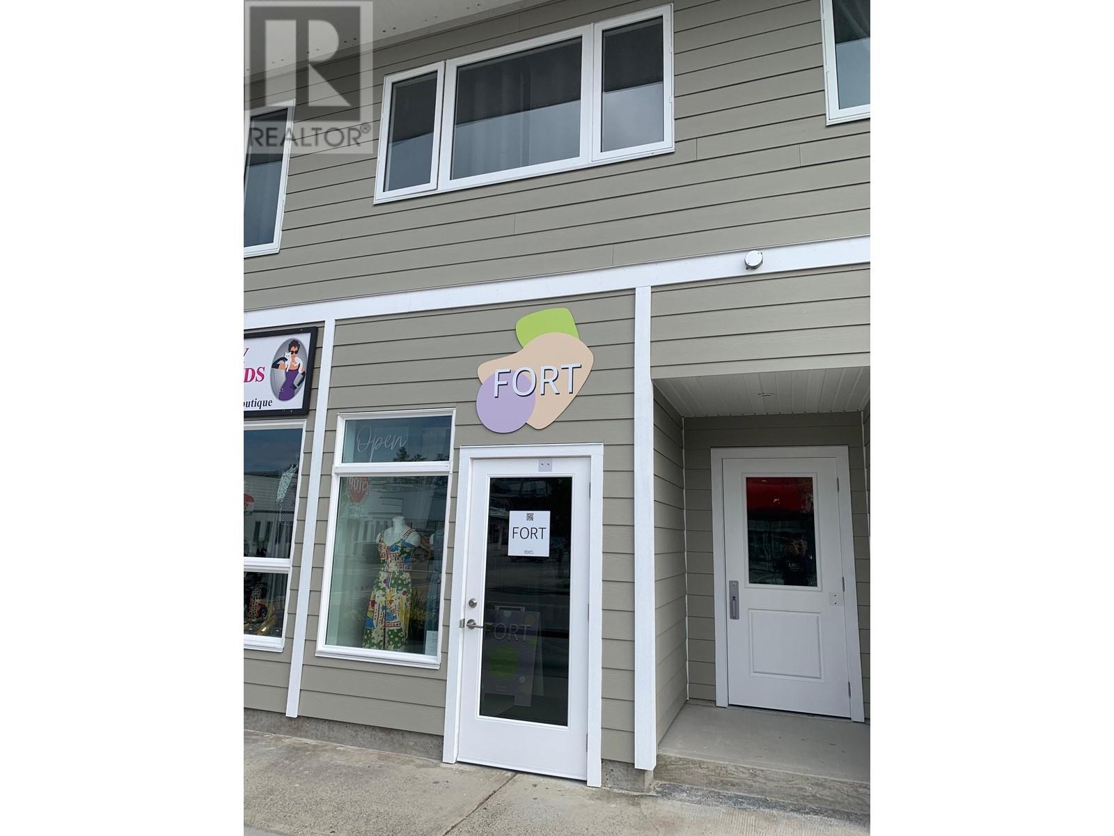 5520 Inlet Avenue, Sechelt, British Columbia  V0N 3A3 - Photo 2 - C8051158